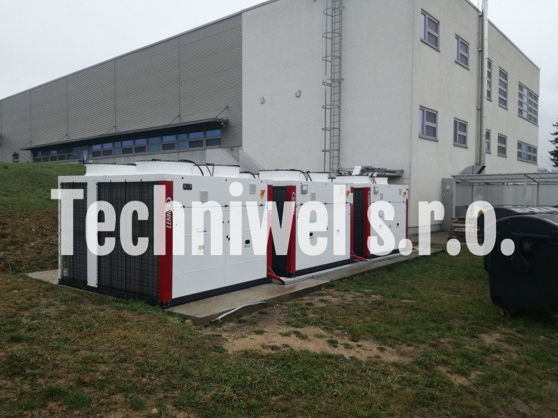 Tri priemyselné chladiace jednotky s výkonom 160 kW inštalované pri výrobnej hale